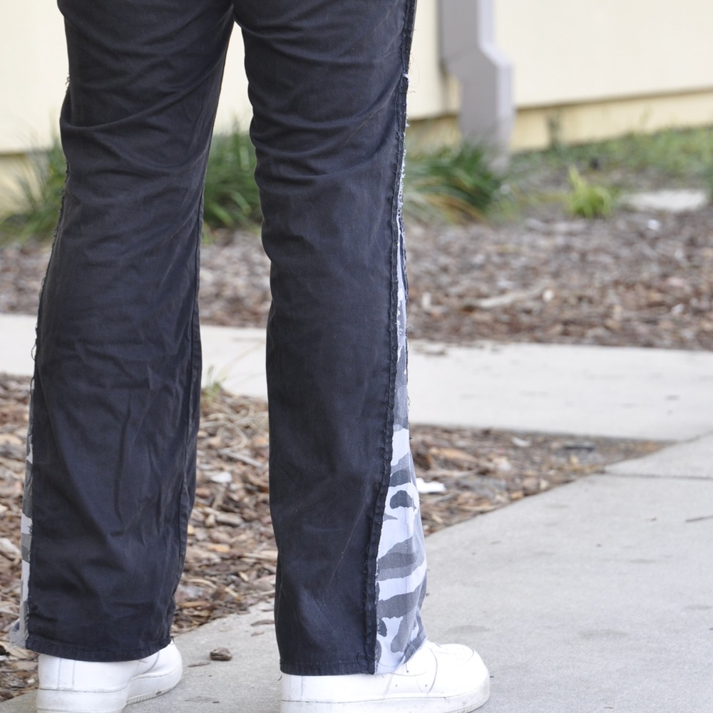Black pants with grey camo. Waist: 30. Length: 32.